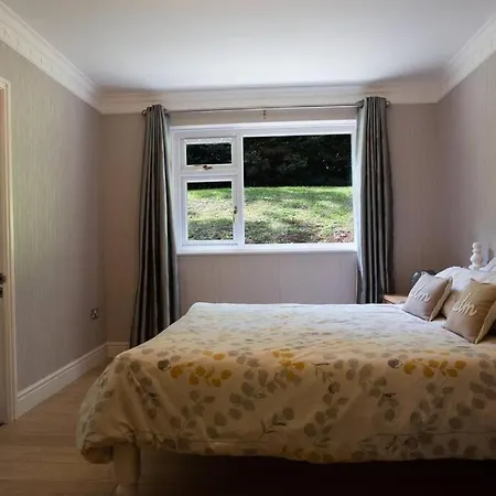 Spacious Bungalow With Estuary Views Near Llansteffan Carmarthen Exterior photo