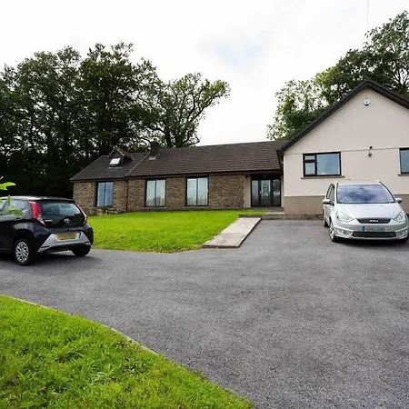 Spacious Bungalow With Estuary Views Near Llansteffan Carmarthen Exterior photo