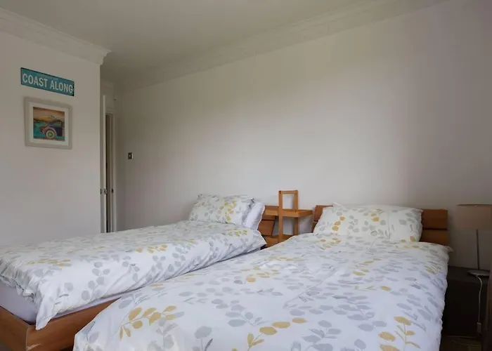 Spacious Bungalow With Estuary Views Near Llansteffan