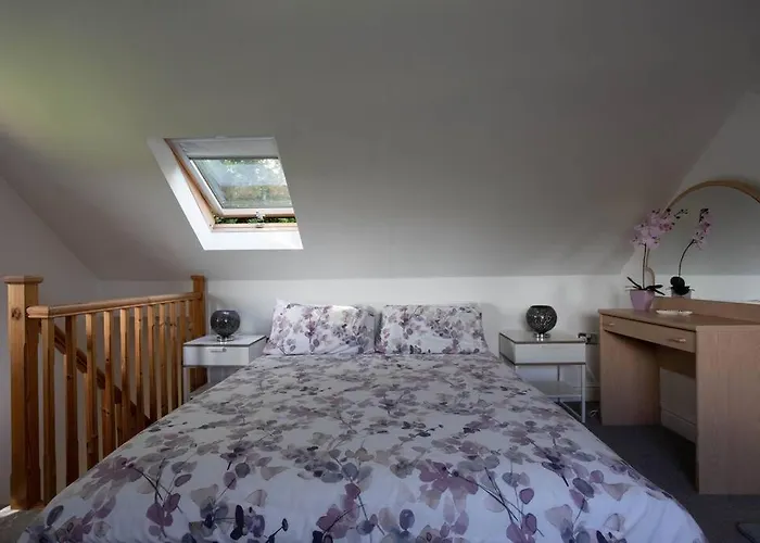 Spacious Bungalow With Estuary Views Near Llansteffan