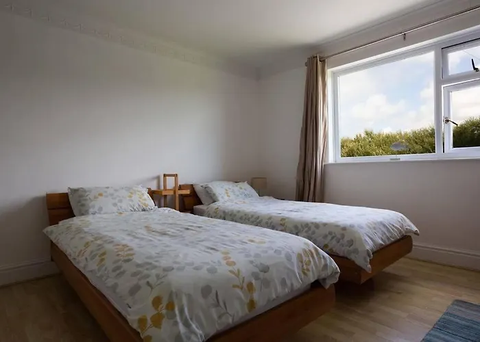 Spacious Bungalow With Estuary Views Near Llansteffan