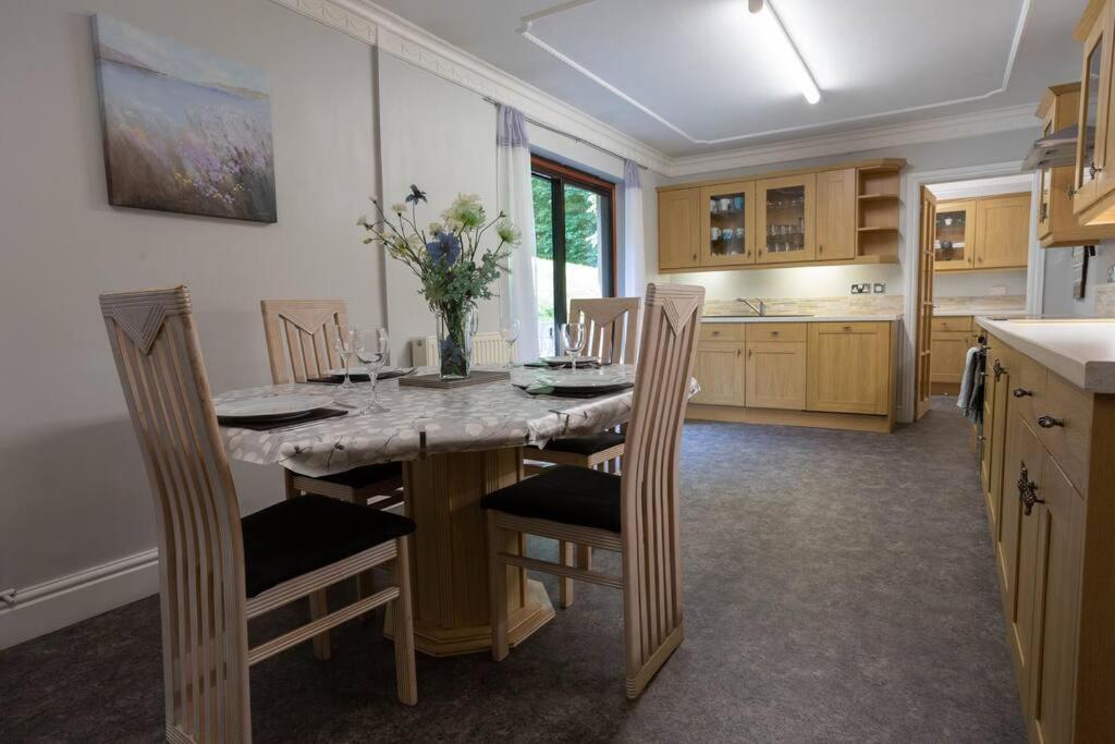 Spacious With Estuary Views Near Llansteffan