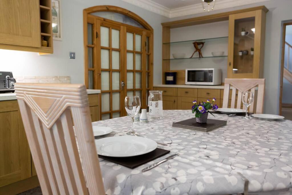 Holiday home Spacious With Estuary Views Near Llansteffan *