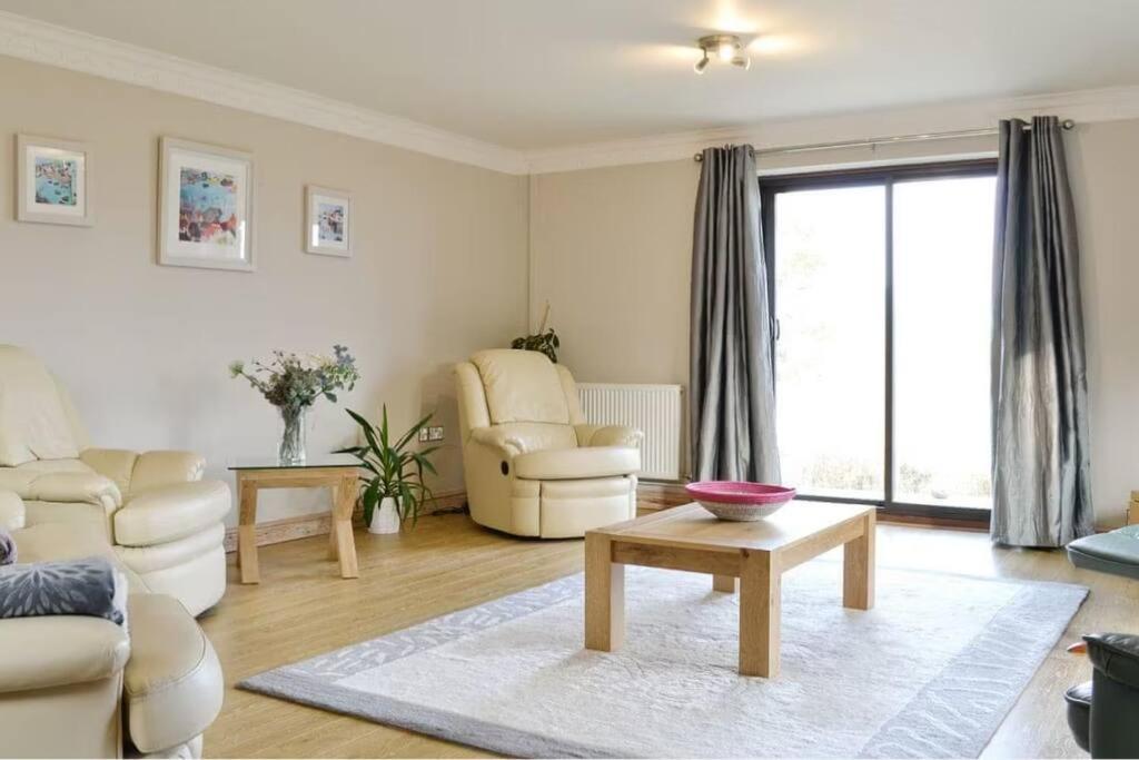 Spacious With Estuary Views Near Llansteffan Carmarthen